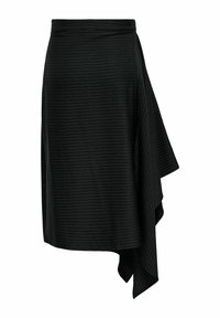 Crna suknja na preklop s dijagonalnim prugama, lepršavog dizajna i asimetričnim rubom. Napravljena od mekanog materijala s glatkom teksturom.