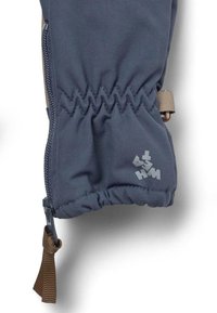 Hallhargne hallglove, millelesega ja pruunist rihmast. Kontrastiks on randmeosa kergelt hall logol.
