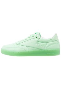 Gröna Reebok-sneakers med ovandel i canvas, gummisula och snörningsdesign. Har en mjuk yta och logotypdetaljer på sidorna.