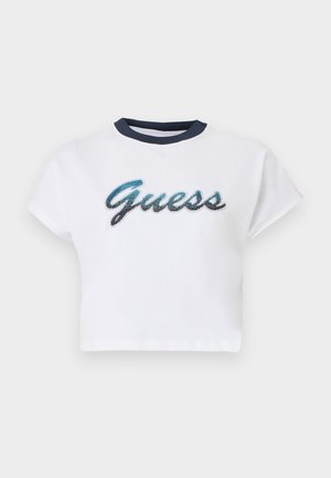 Biele krátke tričko s krátkymi rukávmi, námorníckym golierom a logom "Guess" v modrej a čiernej farbe na hrudi.