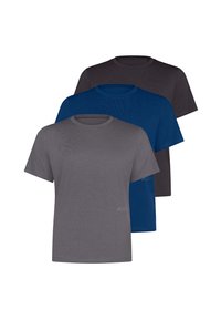 Tre t-shirt a maniche corte in grigio, grigio scuro e blu. Ognuna ha un collo a giro e una texture morbida e liscia. Nessun motivo o accento.