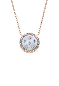 Roze-gouden ketting met een ronde hanger die een parelmoer centrum heeft, zes stervormige kristalaccenten en een met kristallen versierde rand.