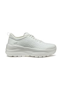 Scarpe sportive bianche con tomaia testurizzata, dettagli in sintetico liscio e una suola spessa e ammortizzata. Include un pratico strap sul tallone.