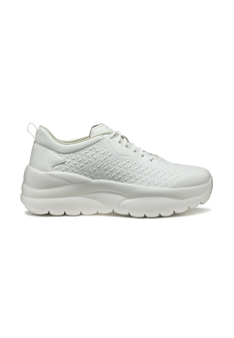 Scarpe sportive bianche con tomaia testurizzata, dettagli in sintetico liscio e una suola spessa e ammortizzata. Include un pratico strap sul tallone.