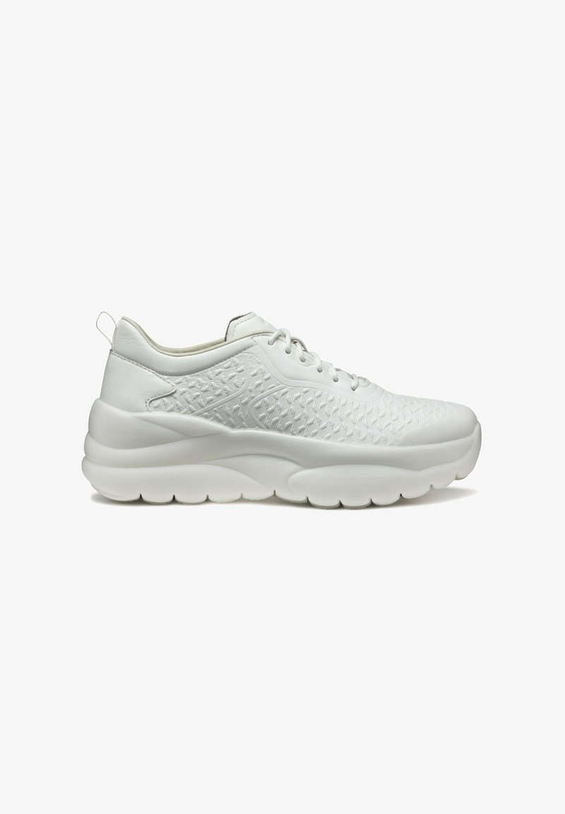 Baskets de sport blanches avec une tige texturée, des accents en synthétique lisse et une semelle épaisse et rembourrée. Comprend une languette au niveau du talon.