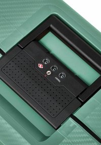 Valigia verde con finitura texture. Il pannello di controllo nero presenta tre pulsanti circolari e un buco per la chiave, con un logo rosso visibile.