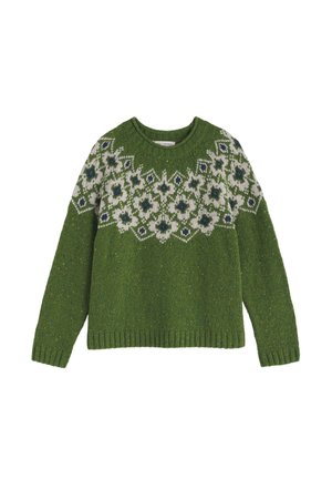 Grøn strikket sweater med et geometrisk hvidt og blåt mønster ved bærestykket. Har rund hals og ribstrikkede manchetter og kant.