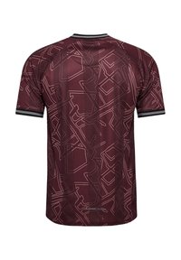 Maglia a maniche corte bordeaux con un motivo geometrico in una tonalità più scura. Colletto ribbed nero e dettagli sulle maniche. Realizzata in tessuto liscio.