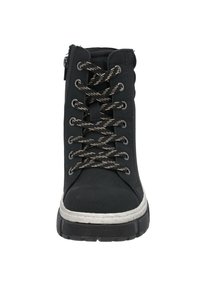 Botte de cheville noire à lacets avec un dessus en tissu texturé, des coutures contrastantes, des éléments en métal argenté et une semelle en caoutchouc avec un bord surélevé.