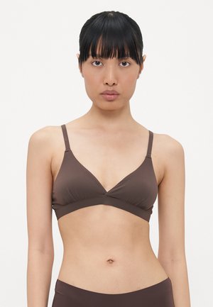 Bruine driehoekige bralette met dunne verstelbare bandjes, geplooid detail in het midden, gemaakt van gladde, rekbare stof. Geen extra hardware zichtbaar.