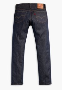 Vaqueros de mezclilla azul oscuro con corte recto, con costuras en contraste, una etiqueta de cuero en la parte trasera de la cintura y bolsillos traseros.