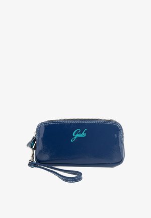 Piccola pochette rettangolare lucida blu scuro con chiusura a cerniera e logo "Gabs" azzurro chiaro sul lato frontale.