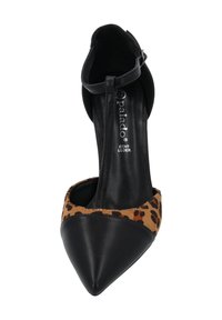 Tacón de punta negra de cuero con un panel de estampado de leopardo. Cuenta con una correa en el tobillo y una textura de ante sintético en la parte superior.