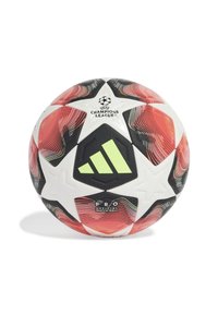 Balón de partido de la UEFA Champions League de Adidas. Blanco con patrones de estrellas negras y rojas, superficie texturizada y acentos en verde. Forma redonda.