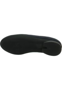 Suela de goma negra con una superficie texturizada, que presenta un leve arco y un diseño de punta redondeada. Bisel superior liso sin hardware visible.