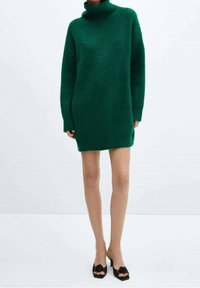 Robe en tricot vert à col roulé avec un coupe ample et une texture côtelée, dotée de manches longues et d'une longueur au-dessus de la mi-cuisse.