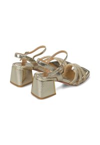 Sandalias de tacón metálico doradas con un patrón de piel de serpiente texturizado. Presentan correas ajustables en el tobillo y un tacón grueso.
