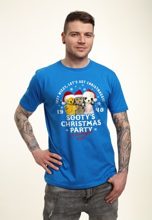 Lys blå t-shirt med rund halsudskæring, der har et trykt design af tre plysdyr i julestræk og festlig tekst.