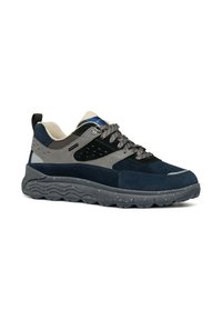Scarpe sportive navy e grigie con tomaia in suede e mesh testurizzati, dotate di un'intersuola grigia maculata e dettagli riflettenti sui lacci.