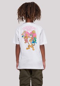 Weißes T-Shirt mit einem bunten Cartoon-Graphic auf der Rückseite, das Charaktere zwischen Sonnenmotiven und dem Text "BREAKFAST CLUB" zeigt.
