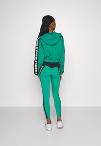 Nebbia WOMEN CROPPED HOODIE - Cipzáras pulóver - green