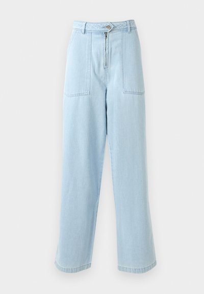 Lyseblå vide jeans med høy midje, som har to frontlommer, glidelås og knappelukking. Laget av denimstoff.