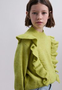 Suéter verde lima con acentos de volantes a lo largo de los hombros y las mangas, con un cuello alto y un diseño de punto texturizado.