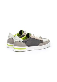 Zapatillas de ante gris y malla con acentos blancos y una franja verde en la suela. Cuenta con una lengüeta acolchada y un forro interior negro en contraste.