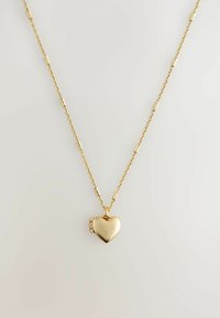 Goldene Halskette mit gleichmäßig verteilten zylindrischen Perlen und einem glatten, polierten herzförmigen Medaillon-Anhänger auf einem weißen Hintergrund.