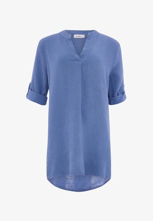 Blå, letvægts knap-op skjorte med V-udskæring, 3/4 rullede ærmer og et struktureret mønster. Kantlinjen er længere bagpå.