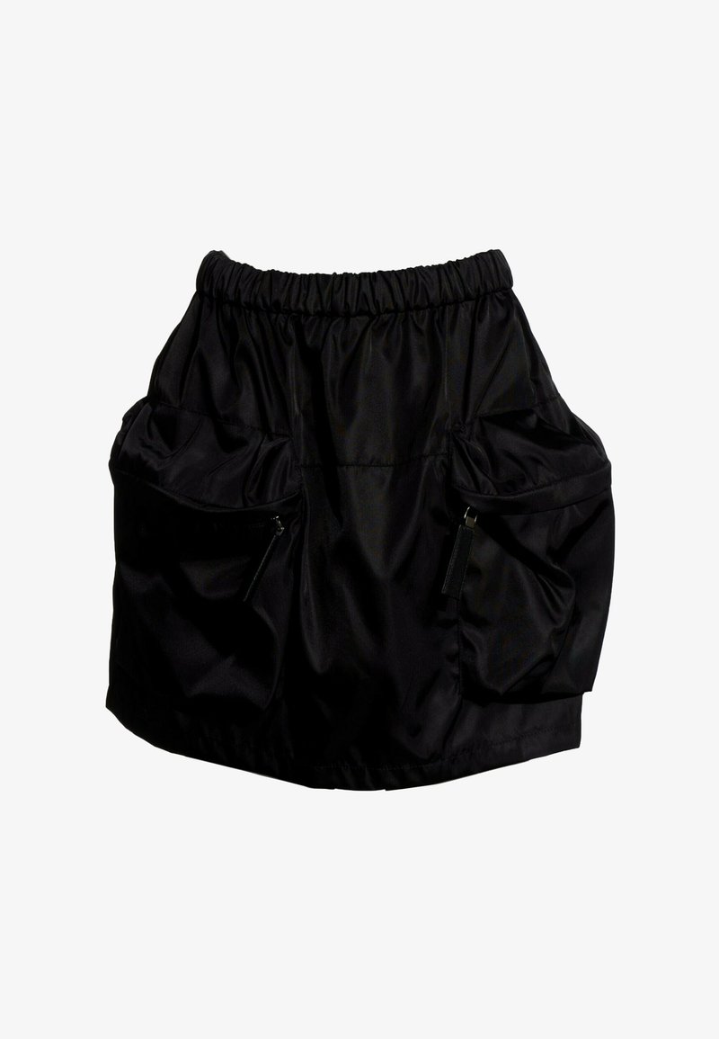 Jupe noire avec taille élastique et grandes poches latérales, avec des détails de fermeture éclair sur fond blanc.