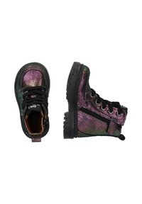 Botas de tobillo negras y de múltiples colores con superficie texturizada, sistema de cordones en el frente, cremallera lateral y suelas de goma negra resistentes.