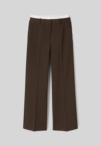 Pantalons amples marron avec un motif rayé. Dotés d'une taille texturée et de deux poches latérales. Tissu lisse avec une coupe cintrée.