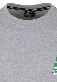 Grå bomull t-skjorte med rund hals, korte ermer, og et grønt grafisk logo på venstre bryst. Myk, teksturert stoff.