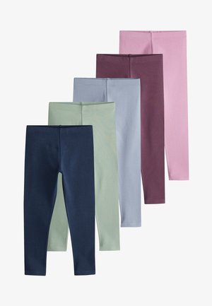 Vijf paar leggings in een gradient: marineblauw, groen, lichtblauw, bordeauxrood en roze. Gemaakt van een zachte, rekbare stof met een gladde textuur.