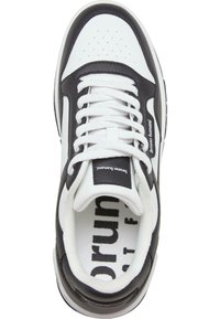 Herrskor i sneakersdesign med en ovandel i svart läder, vita detaljer, rund tå, snörning och vadderad innersula med logotyp.