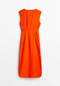 Robe midi orange vif sans manches avec taille ajustée et encolure ronde, vue de dos sur fond blanc.