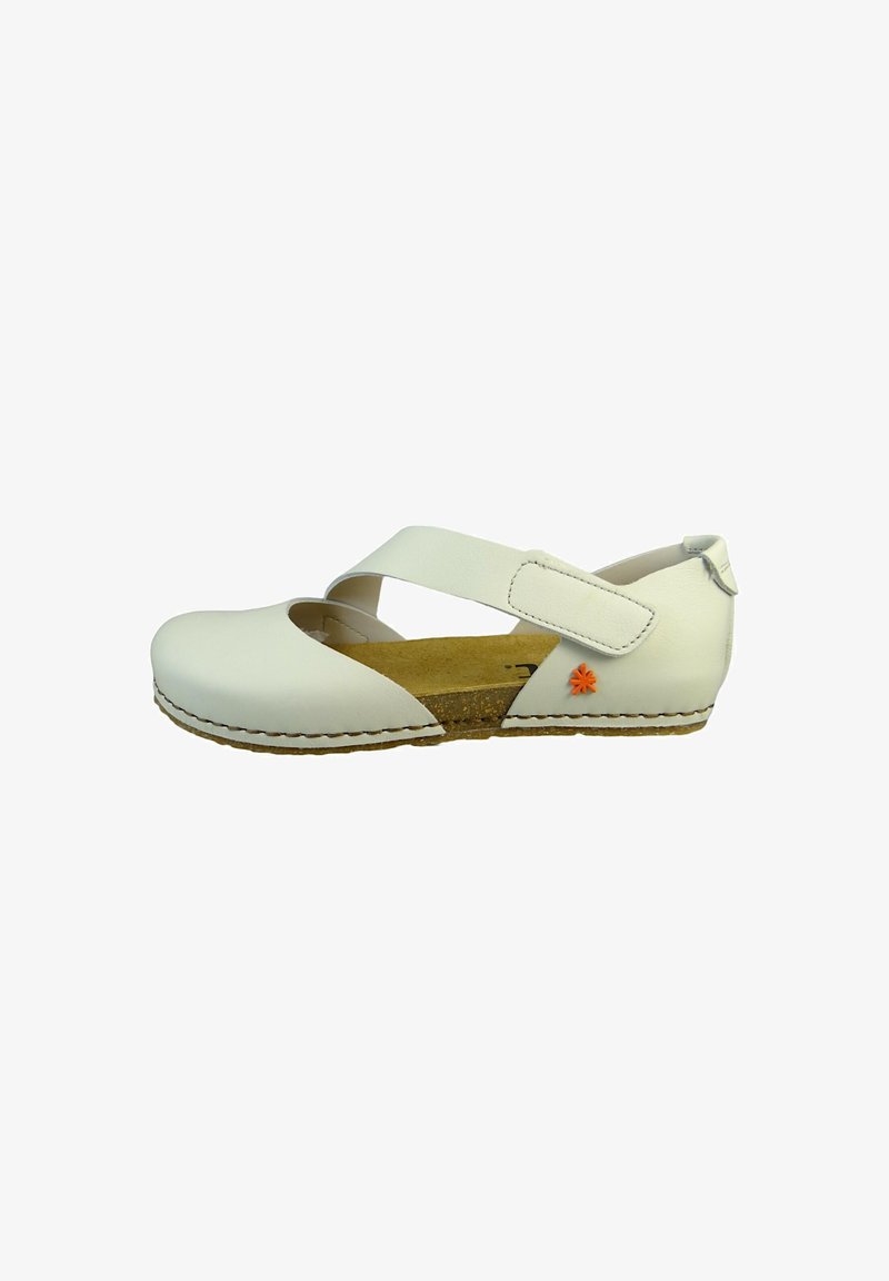 Scarpa bianca in pelle con punta rotonda e design a fascia incrociata. Presenta una soletta in sughero e un piccolo fiore arancione decorativo vicino al tallone.