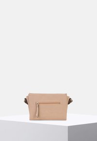 Borsa rettangolare beige realizzata in materiale testurizzato, con una tasca frontale con zip e tracolla regolabile, accentata da dettagli in metallo di colore argento.