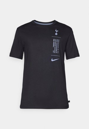 Camiseta negra de manga corta hecha de una tela suave. Presenta un logo impreso y detalles de texto en azul claro en la parte frontal, con un escote redondo.