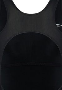 Bodysuit de sport noir avec une texture lisse, design dos nageur et larges bretelles. Présente des coutures renforcées et un minimalisme en matière de marque.