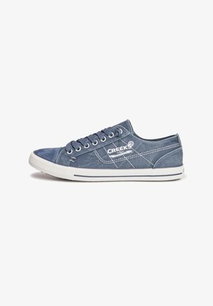 Blaue Denim Low-Top Sneaker mit weißer Stitching und Logo, ausgestattet mit einem strukturierten Obermaterial, runder Zehenpartie und Gummisohle mit Streifendetail.