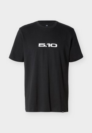 Czarny t-shirt z krótkim rękawem, okrągłym dekoltem, z białym napisem "5.10" na środku piersi oraz małą metką z logo na dolnym brzegu.