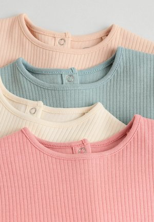 Vier gerippte T-Shirt-Ausschnitte in sanften Pastellfarben: zartes Rosa, blasses Blau, cremiges Weiß und Beige, jeweils mit Druckknöpfen im Rücken.