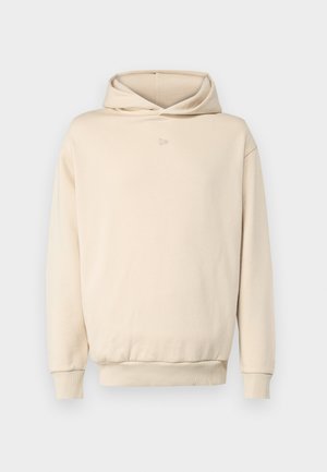 Kremowa bluza z kapturem wykonana z miękkiego materiału, z kieszenią typu kangur, prążkowanymi mankietami i dyskretnym akcentem logo na piersi.