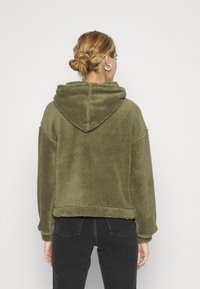 Pieces PCCARLI ZIP HOODIE - Casaco polar - deep lichen green