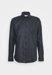 Camicia a maniche lunghe da uomo in una fantasia a quadri blu scuro, realizzata in un tessuto testurizzato con colletto e chiusura anteriore con bottoni. Presenta una tasca sul petto.