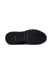 Sole di sneaker nera con motivo testurizzato, caratterizzata da scanalature per la trazione e un dettagliato logo prominente. Finitura in gomma liscia.