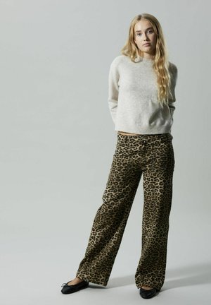WIDE LEG LEOPRINT - Jean boyfriend - silver mink