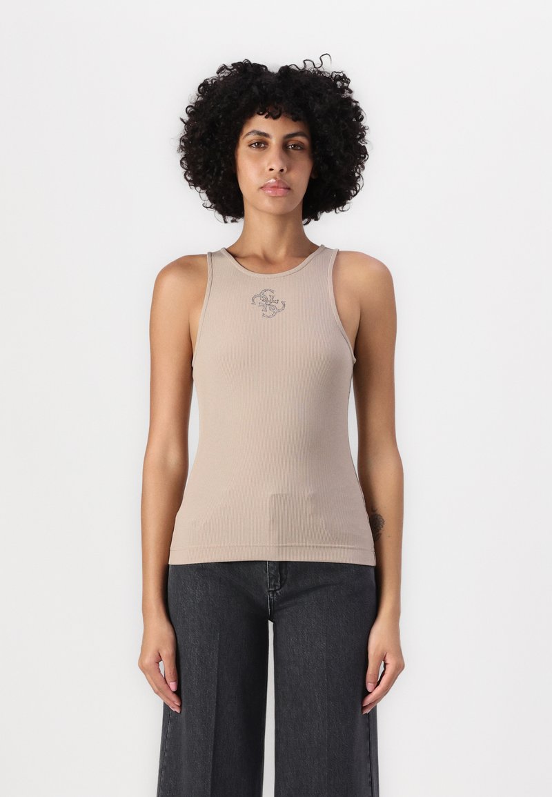 Beige geribbelde tanktop met een ronde halslijn en dunne bandjes. Bevat een klein, contrasterend logo op de borst. Gladde textuur.